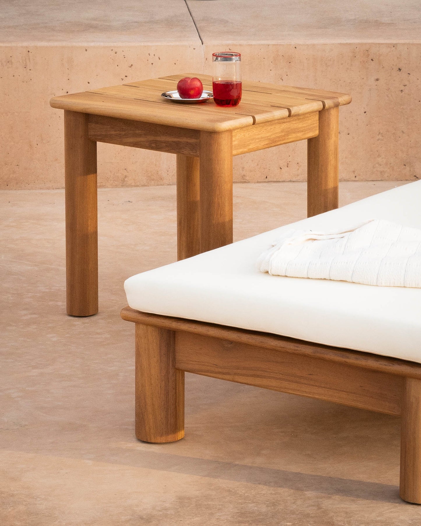 Alvora Table